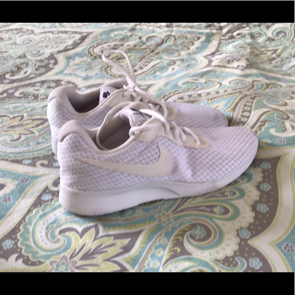White Nikes size 8 wmns